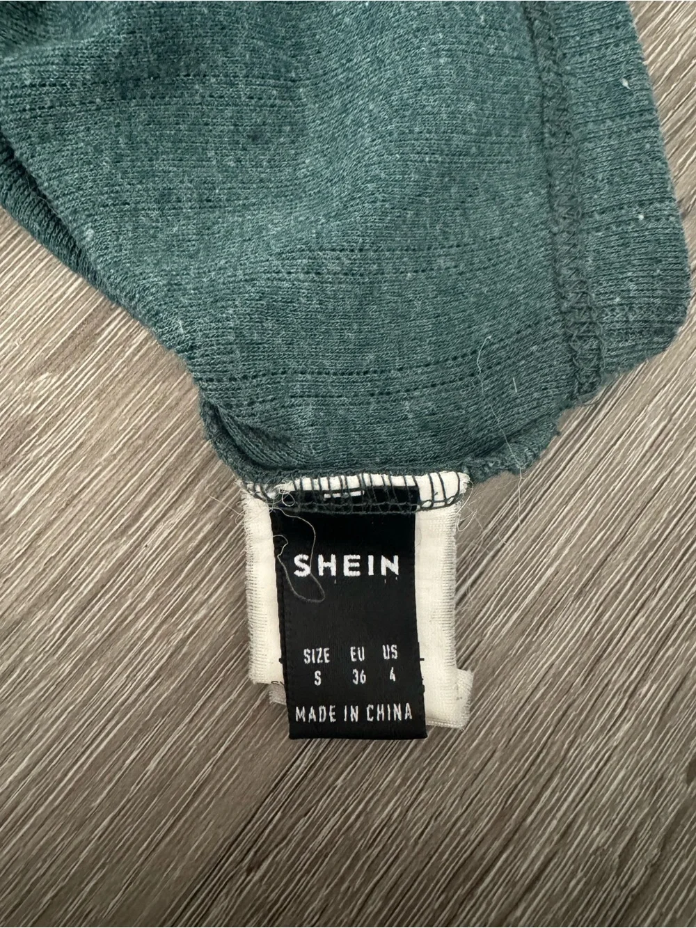 Notch Neck Rib-Knit Crop Tank Top (S)